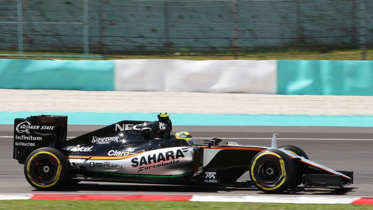 Sergio Pérez při pátečním tréninku v Malajsii