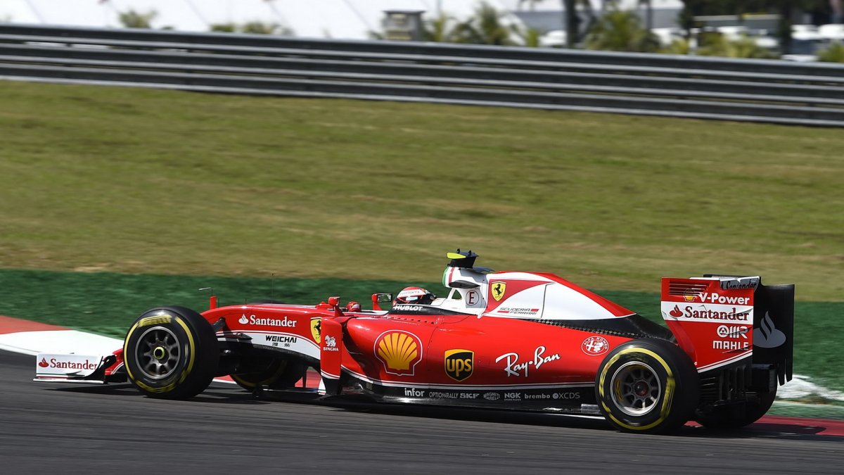 Kimi Räikkönen při pátečním tréninku v Malajsii