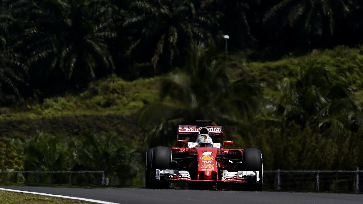 Sebastian Vettel při pátečním tréninku v Malajsii