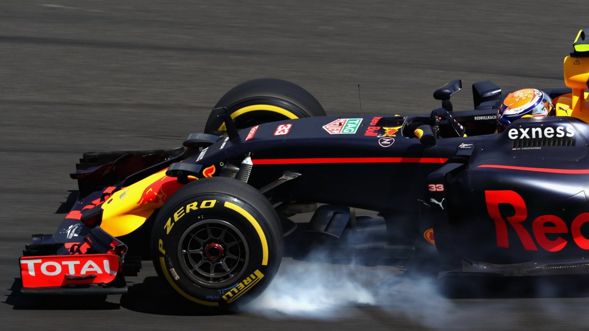 Max Verstappen prudce brzdí při pátečním tréninku v Malajsii