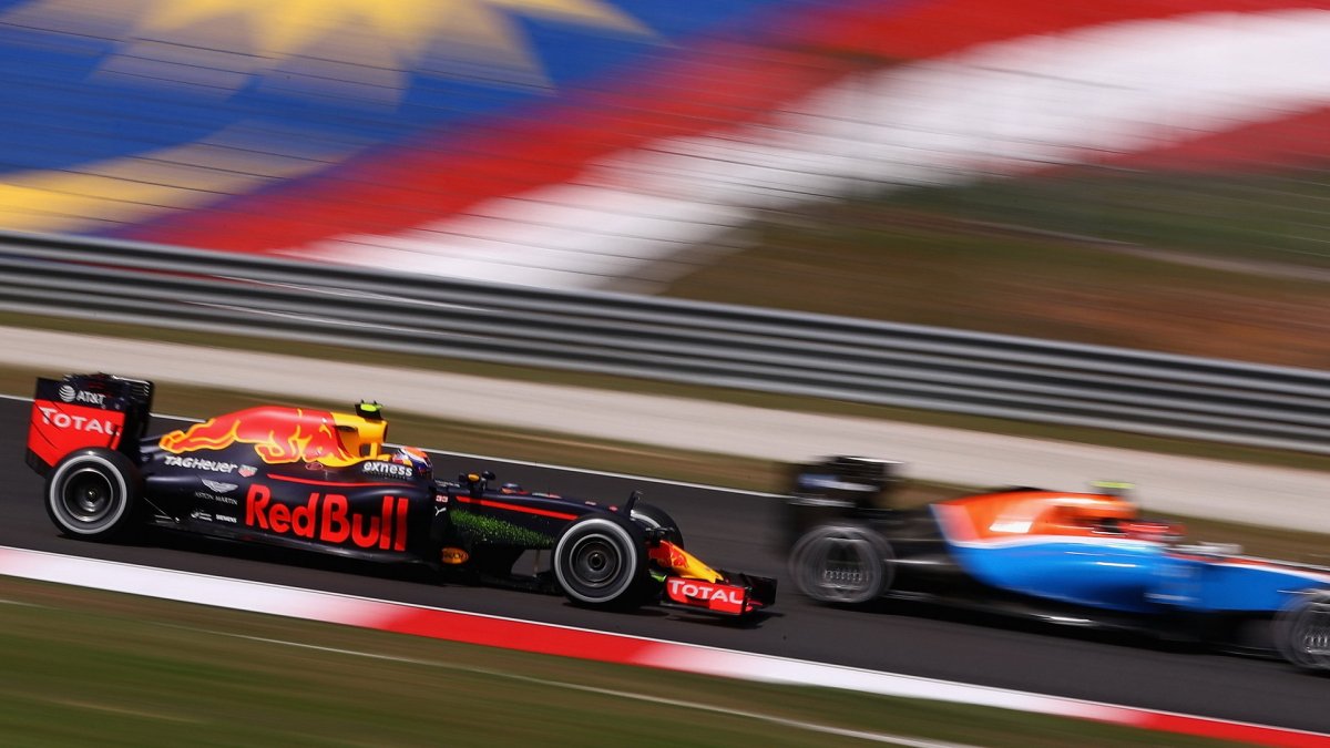 Max Verstappen a Flo-wis na jeho voze při pátečním tréninku v Malajsii