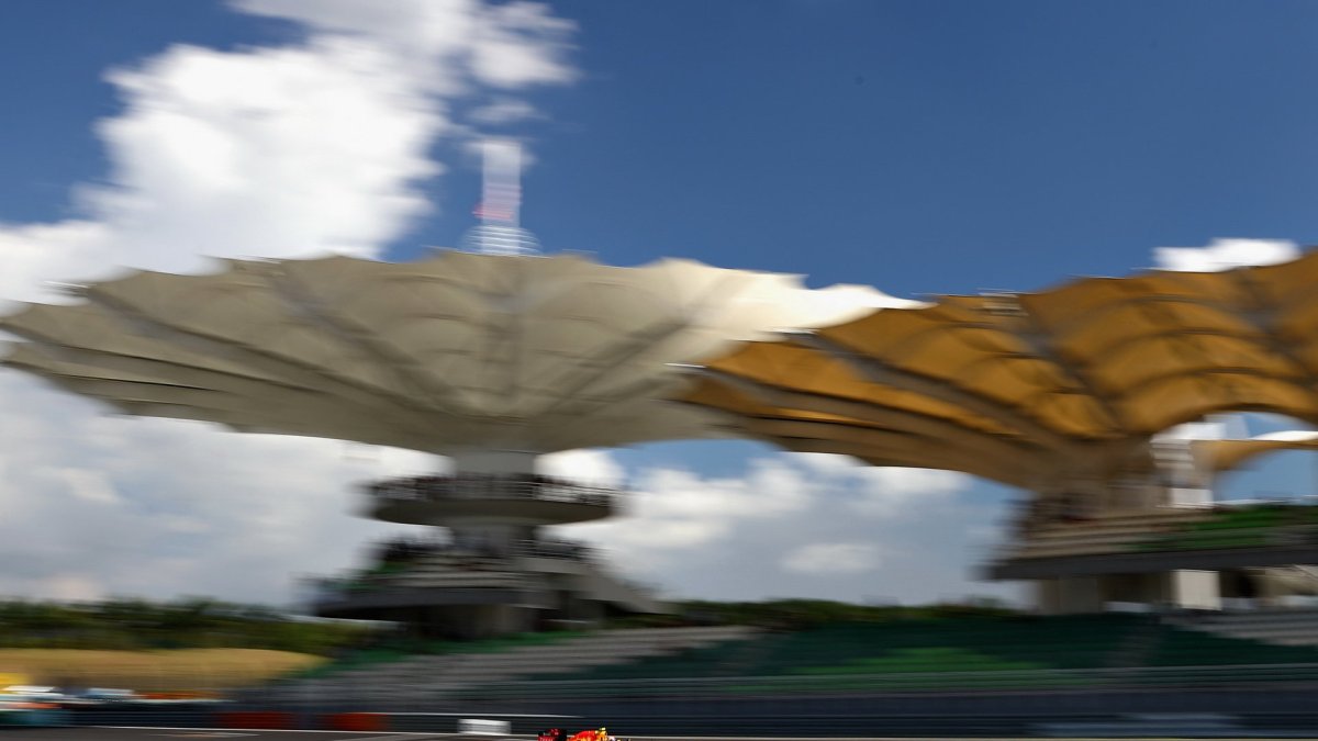 Max Verstappen při pátečním tréninku v Malajsii