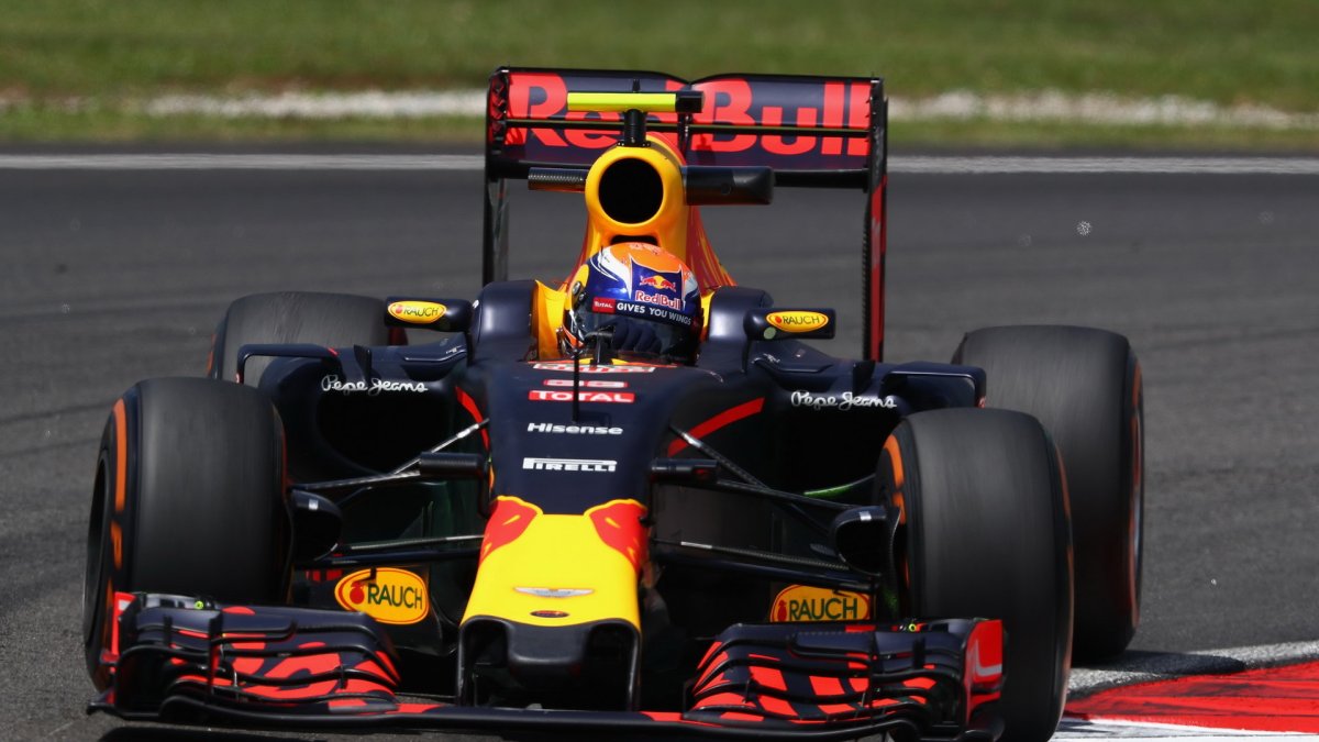 Max Verstappen při pátečním tréninku v Malajsii