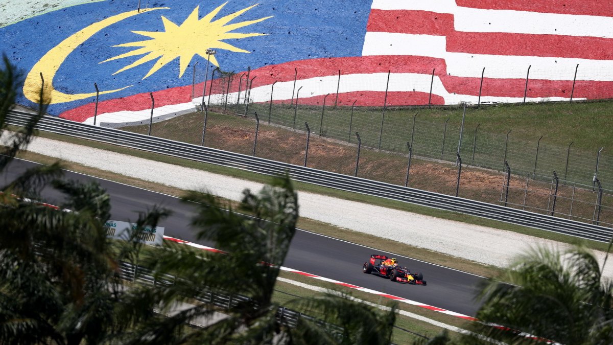 Max Verstappen při pátečním tréninku v Malajsii