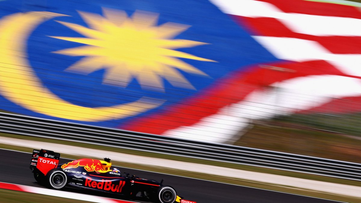 Daniel Ricciardo při pátečním tréninku v Malajsii