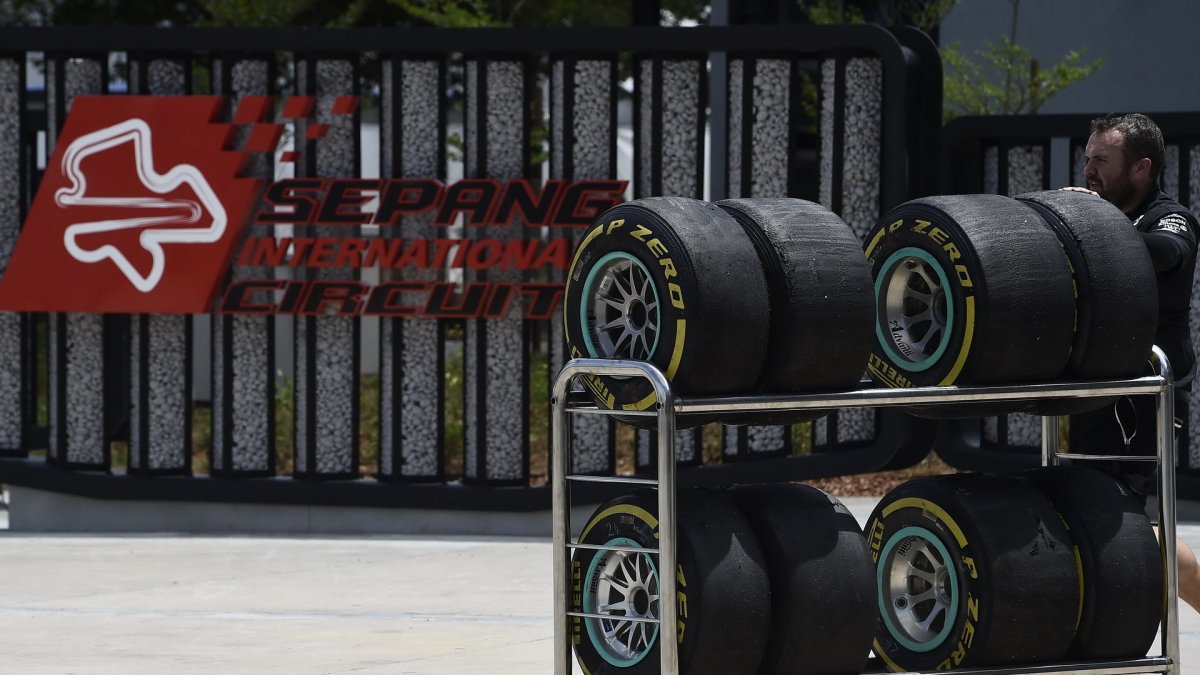Příprava pneumatik Pirelli při pátečním tréninku v Malajsii