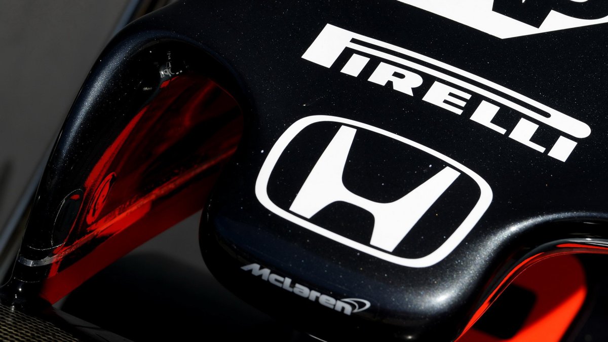 Flow-vis na předním křídle vozu Mclaren při pátečním tréninku v Malajsii