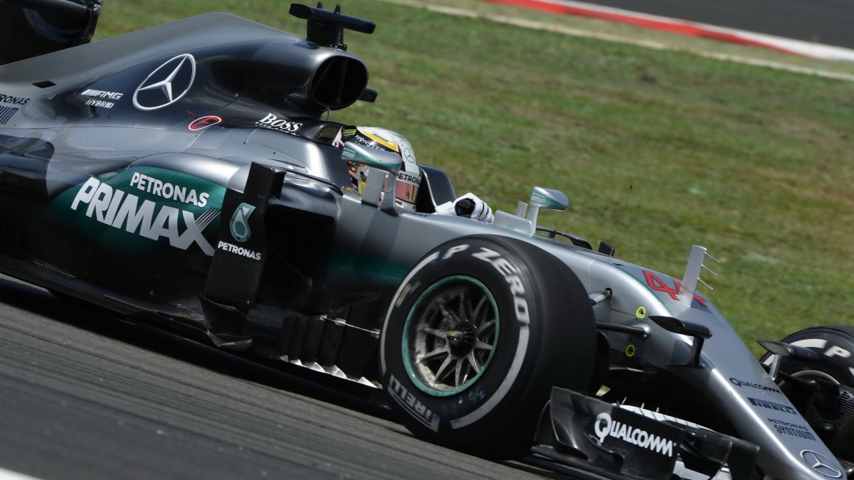 Lewis Hamilton při pátečním tréninku v Malajsii