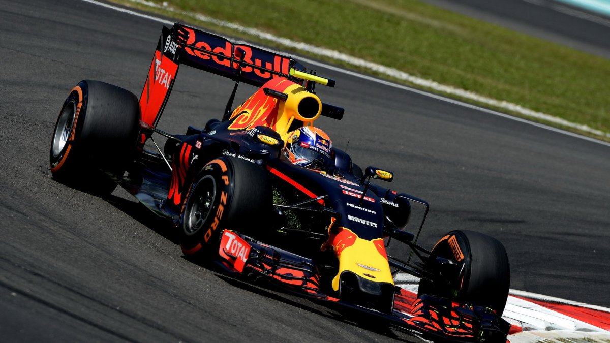 Max Verstappen při pátečním tréninku v Malajsii