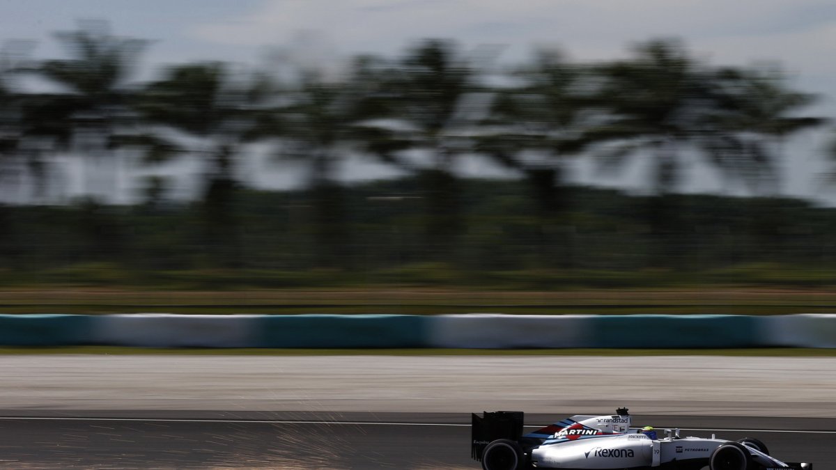 Felipe Massa jiskří při pátečním tréninku v Malajsii