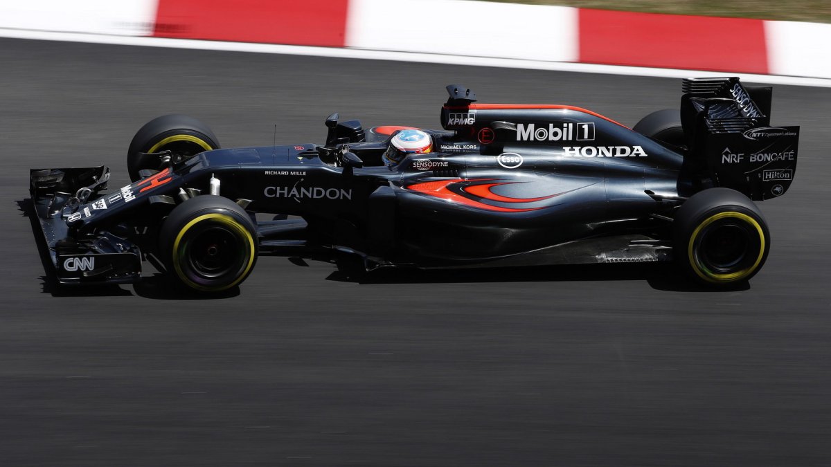 Fernando Alonso při pátečním tréninku v Malajsii
