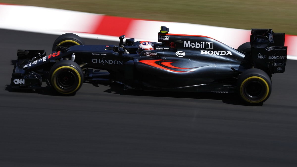 Jenson Button při pátečním tréninku v Malajsii