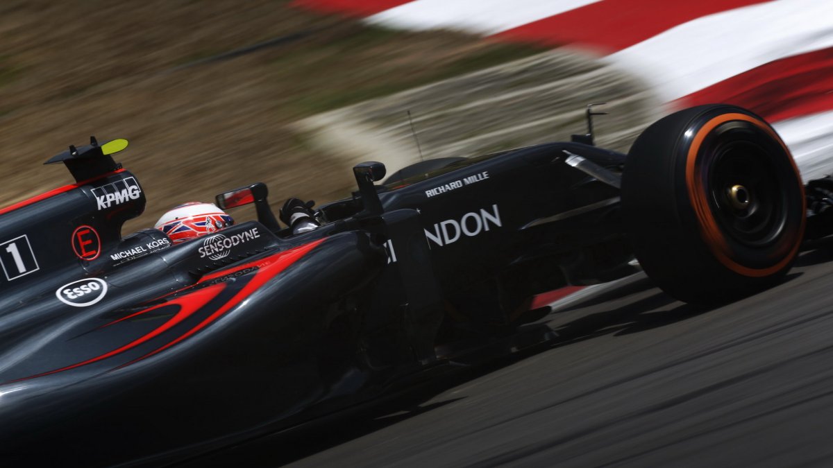 Jenson Button při pátečním tréninku v Malajsii