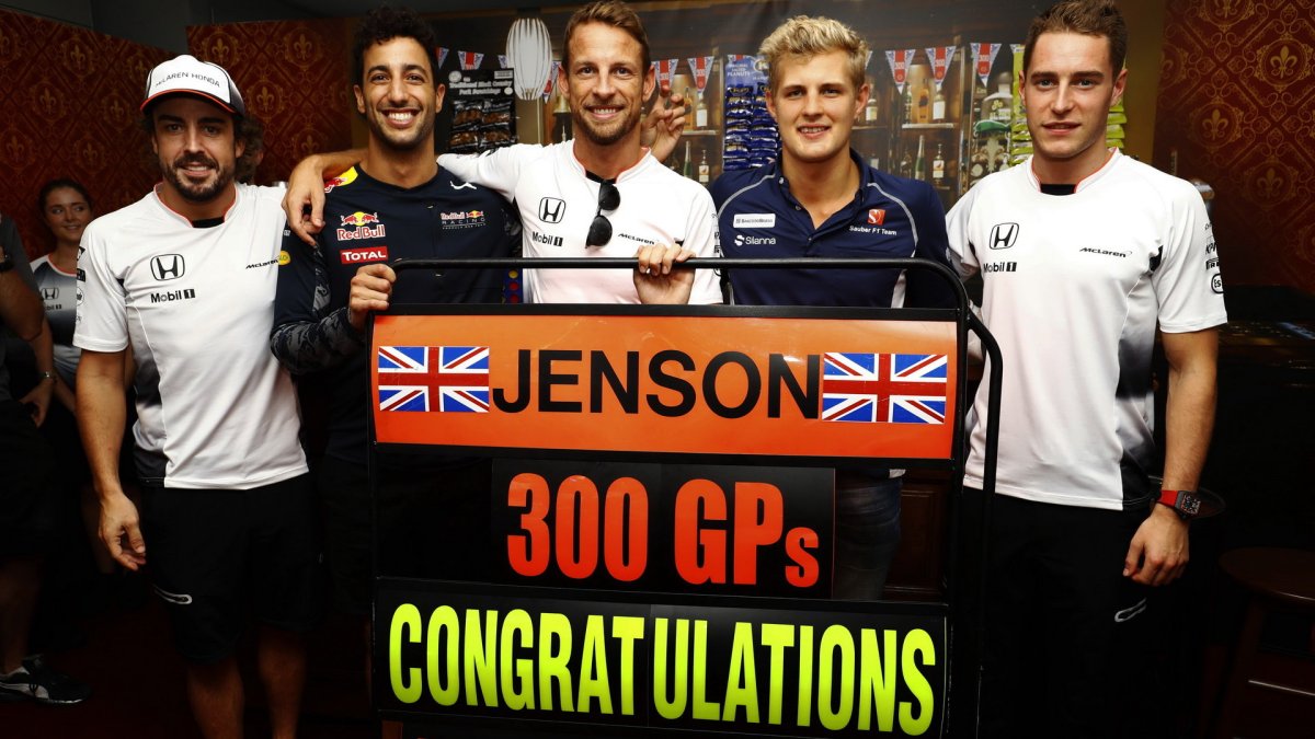 Jenson Button slaví se svými kolegy svou 300 VC v Malajsii
