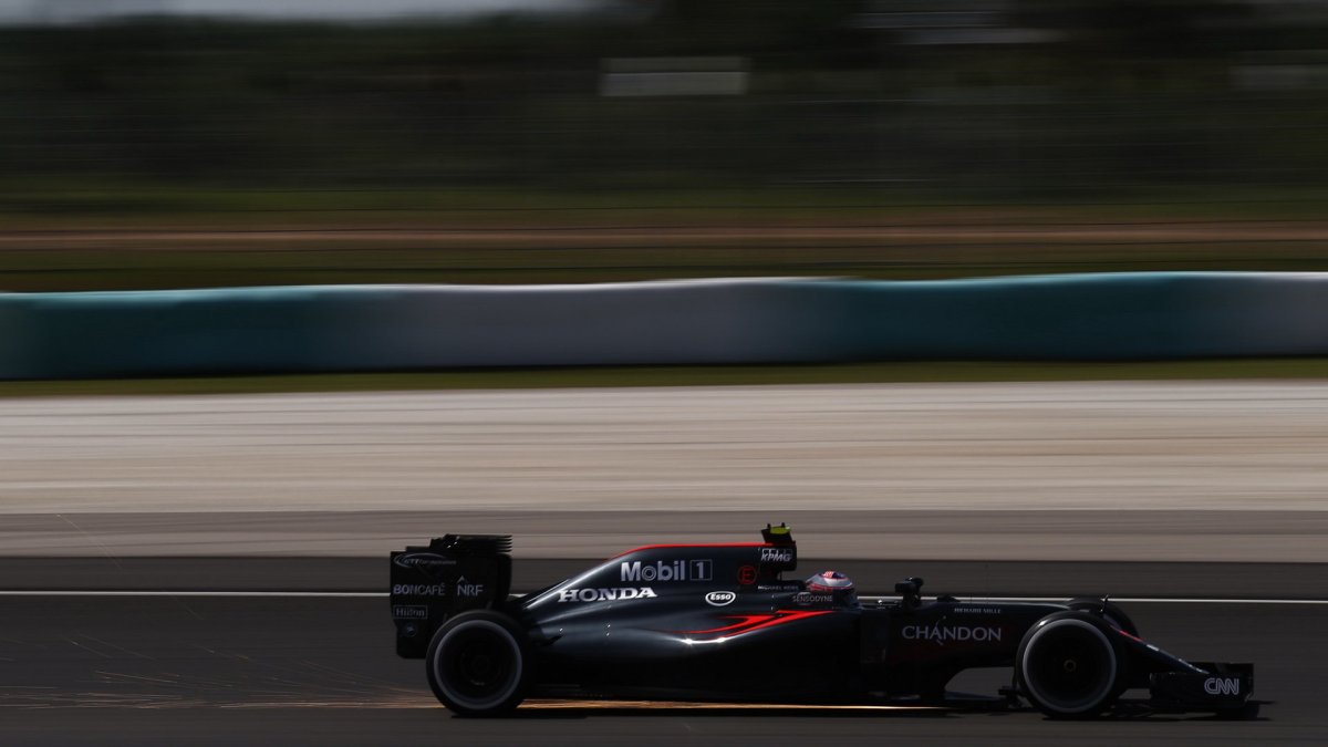 Jenson Button jiskří při pátečním tréninku v Malajsii