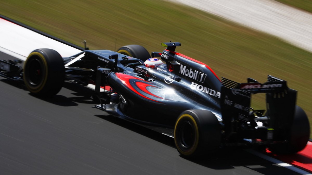 Jenson Button při pátečním tréninku v Malajsii