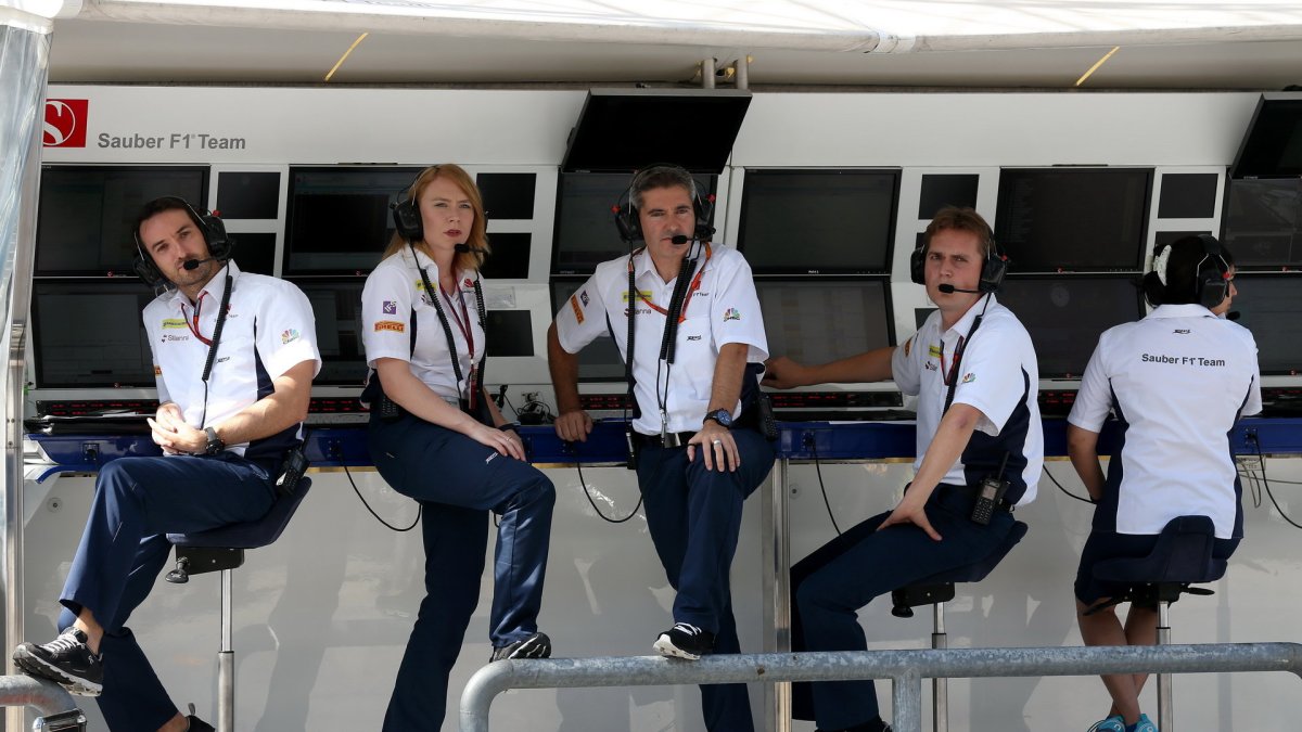 Pitwall týmu Sauber při pátečním tréninku v Malajsii