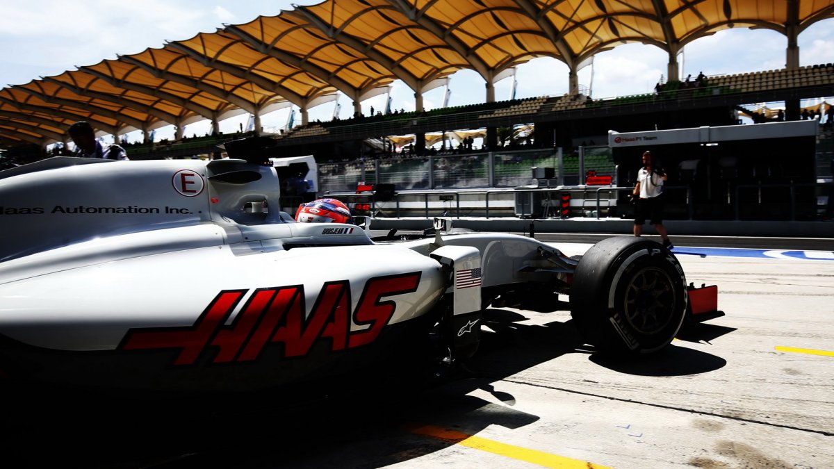 Romain Grosjean při pátečním tréninku v Malajsii