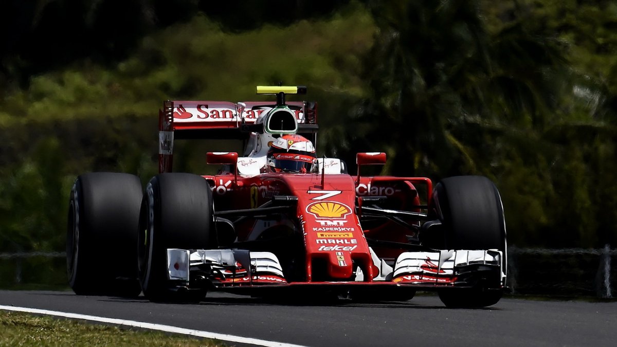 Kimi Räikkönen při pátečním tréninku v Malajsii