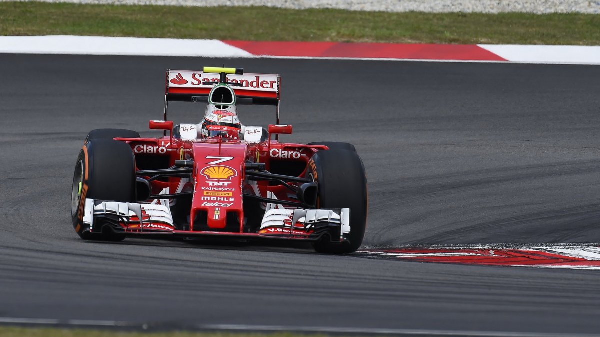 Kimi Räikkönen při pátečním tréninku v Malajsii