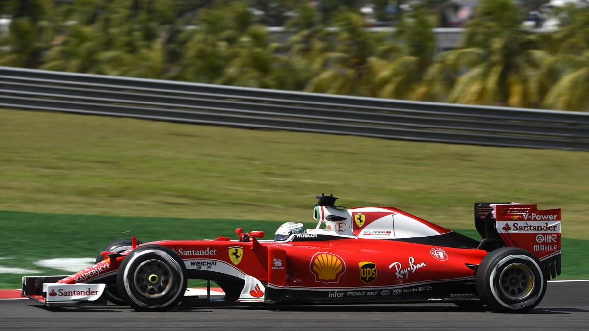 Sebastian Vettel při pátečním tréninku v Malajsii
