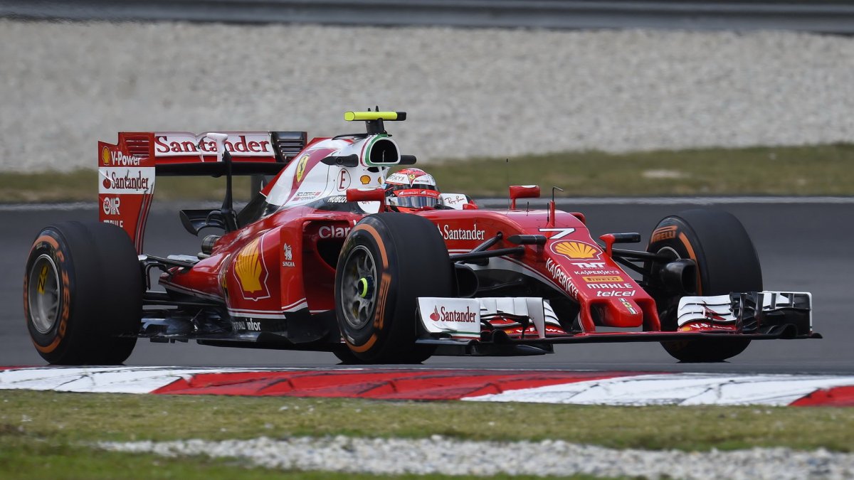 Kimi Räikkönen při pátečním tréninku v Malajsii