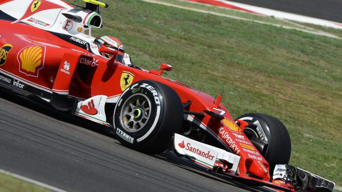 Kimi Räikkönen při pátečním tréninku v Malajsii