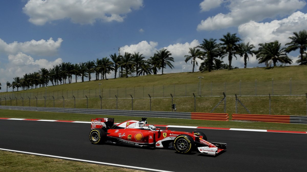 Sebastian Vettel při pátečním tréninku v Malajsii
