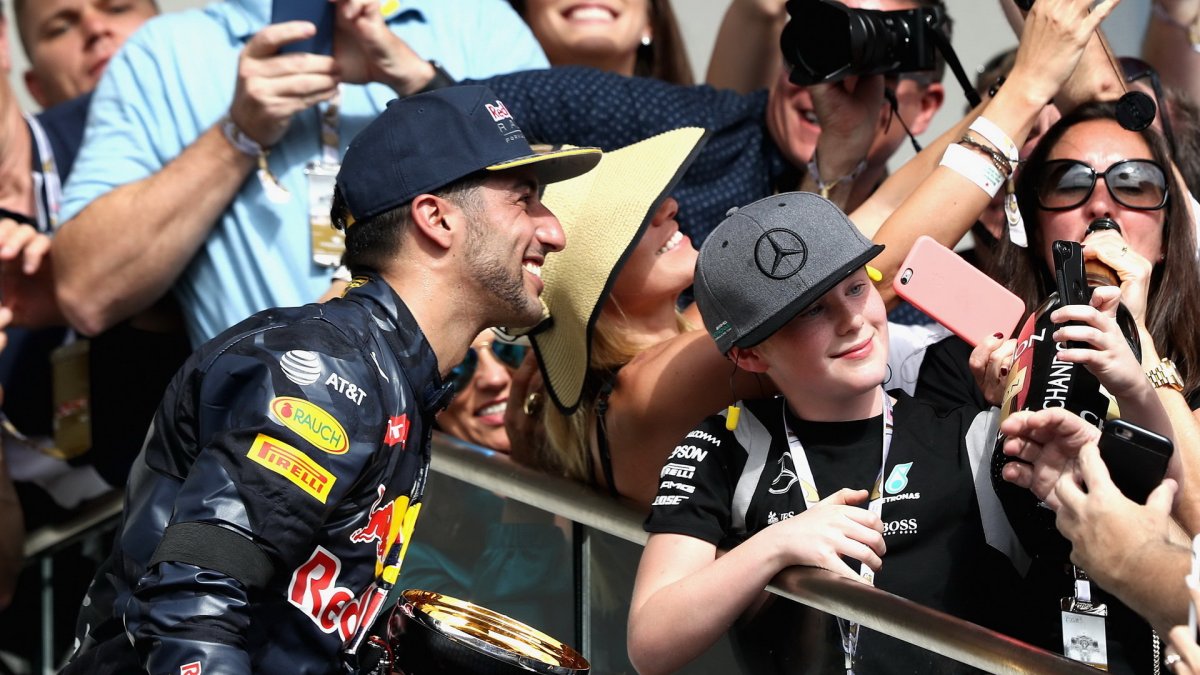 Daniel Ricciardo na pódiu po závodě v Austinu