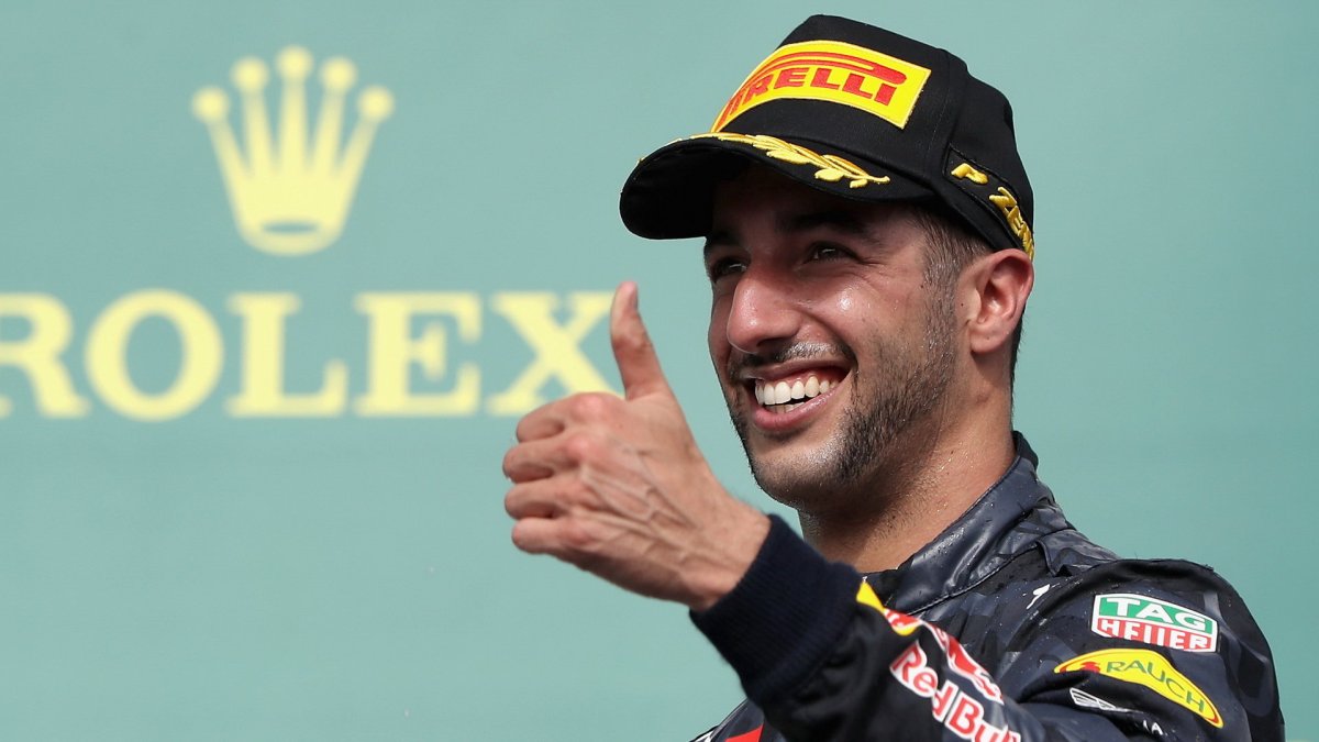 Daniel Ricciardo se raduje na pódiu po závodě v Austinu
