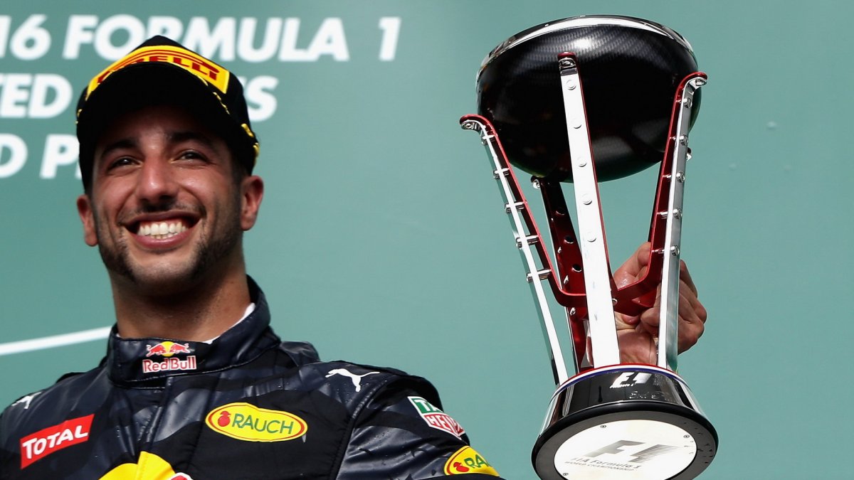 Daniel Ricciardo se svou trofejí na pódiu po závodě v Austinu