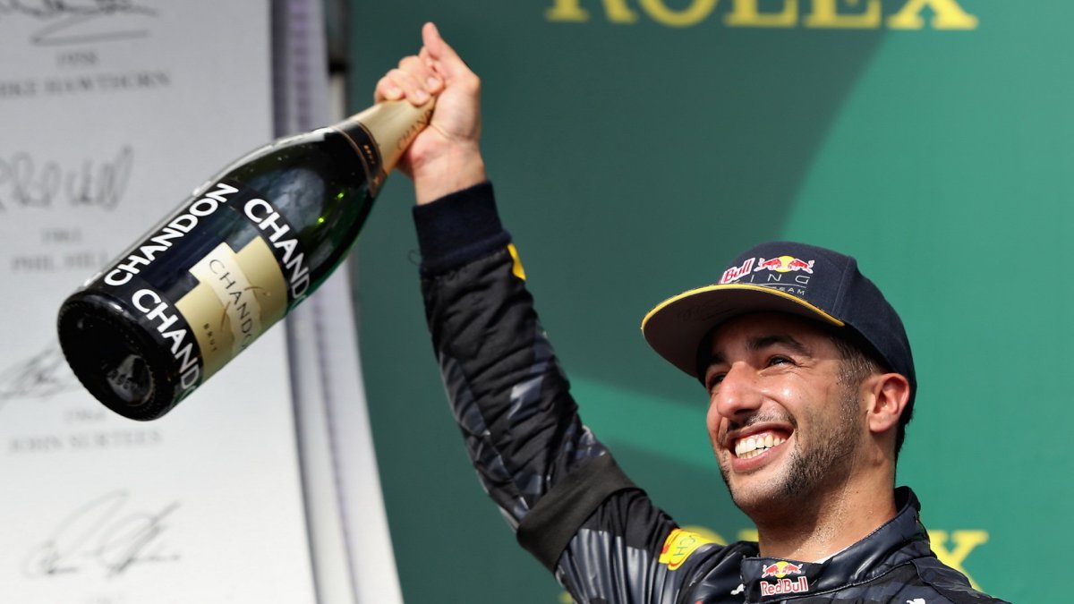 Daniel Ricciardo se raduje na pódiu po závodě v Austinu