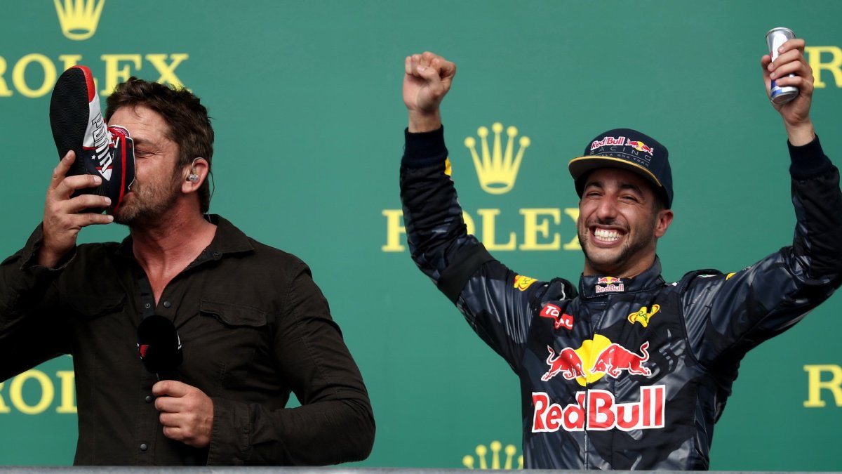 Gerard Butler a Daniel Ricciardo na pódiu po závodě v Austinu