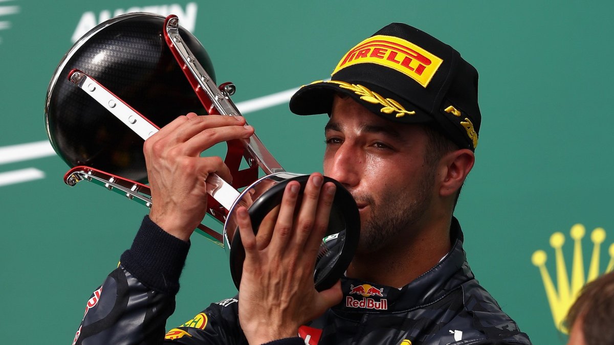Daniel Ricciardo se svou trofejí na pódiu po závodě v Austinu