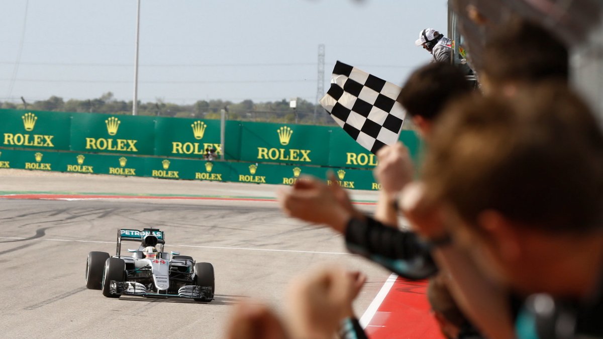 Lewis Hamilton v cíli závodu v Austinu