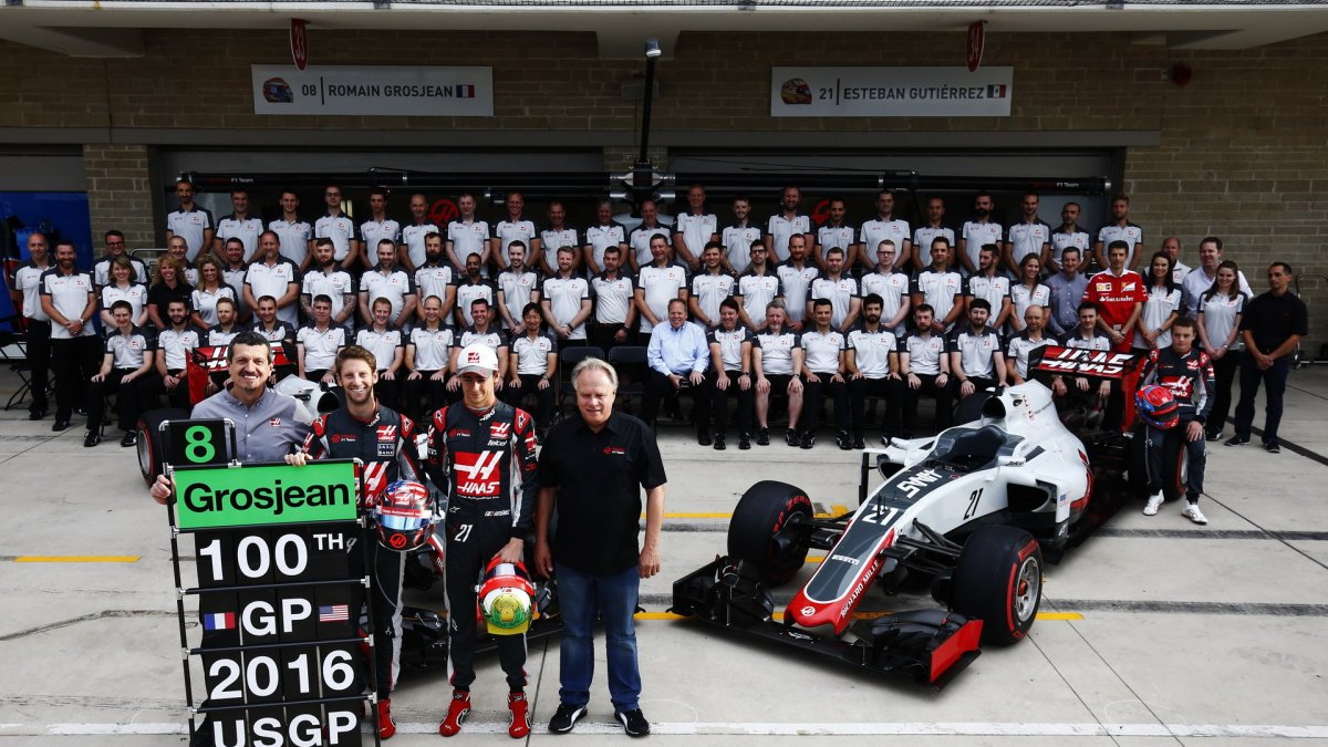 Hromadná fotografie týmu Haas v Austinu