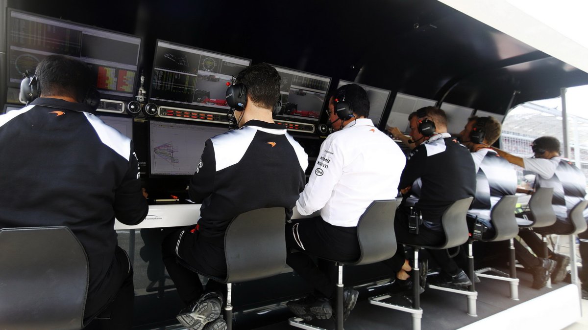 Pitwall týmu McLaren během závodu v Austinu