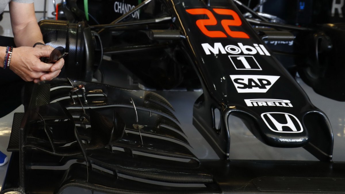 Detail předního křídla vozu McLaren MP4-31 Honda v Austinu