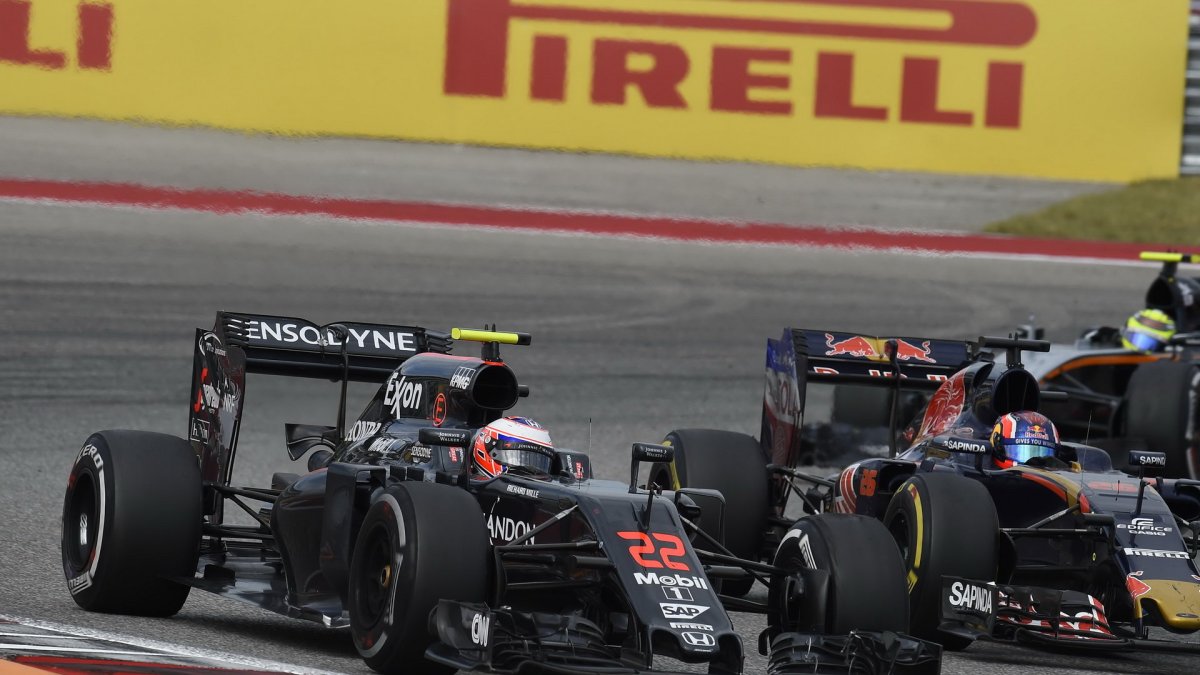 Jenson Button v souboji s Daniilem Kvjatem v Austinu