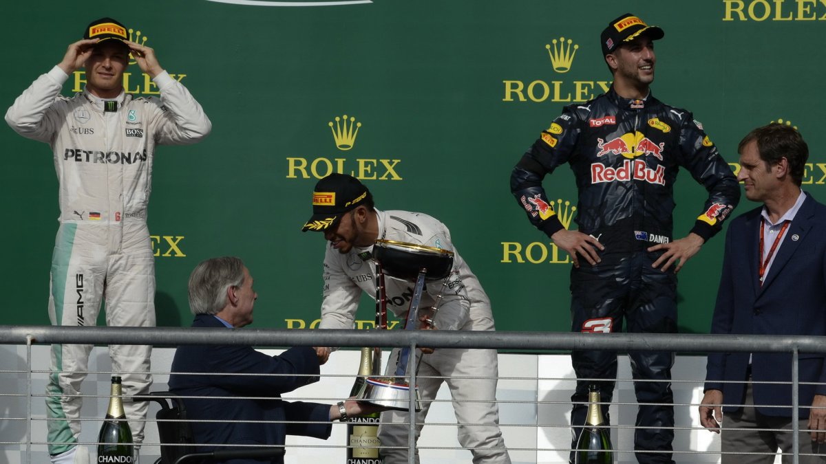 Tři nejlepší jezdci na pódiu po závodě v Austinu