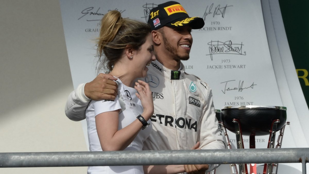 Lewis Hamilton na pódiu s Victorií Vowlesovou