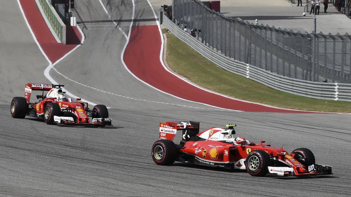 Kimi Räikkönen a Sebastian Vettel v závodě v Austinu