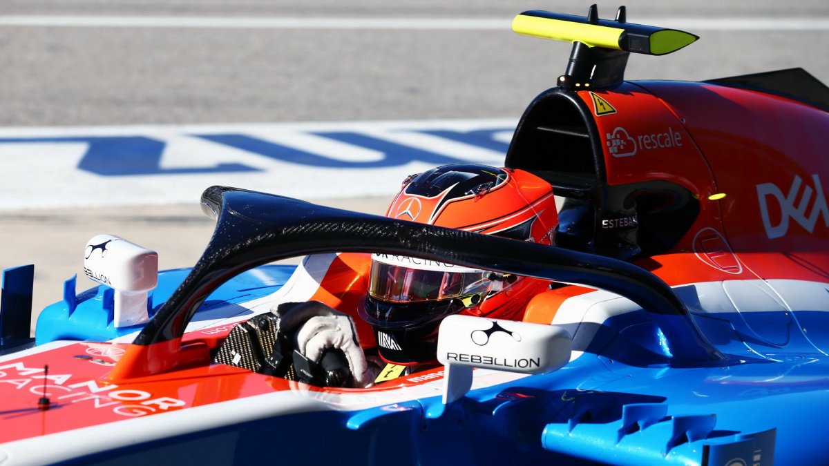 Esteban Ocon s ochranou kokpitu při pátečním tréninku v Austinu