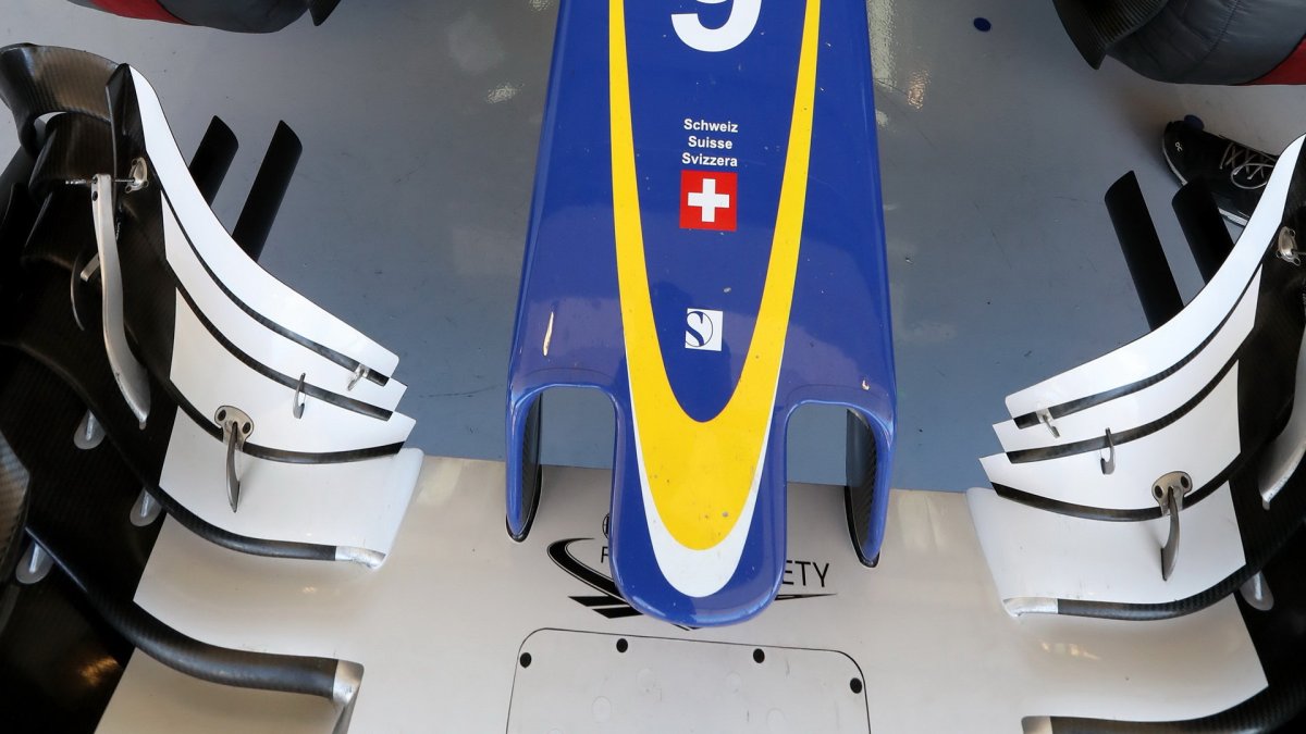 Detail předního křídla vozu Sauber C35 - Ferrari v Austinu