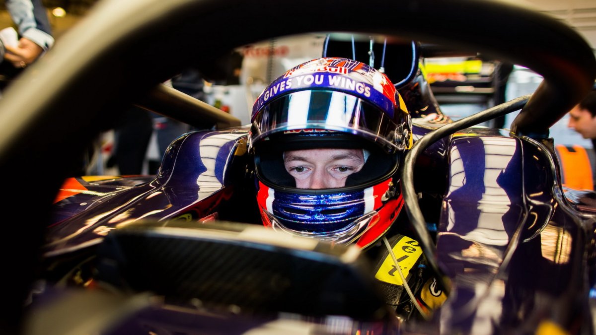 Daniil Kvjat testuje ochranu kokpitu při pátečním tréninku v Austinu