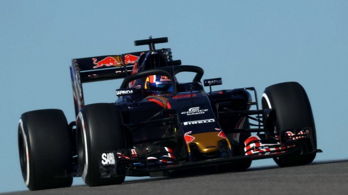 Daniil Kvjat testuje ochranu kokpitu při pátečním tréninku v Austinu