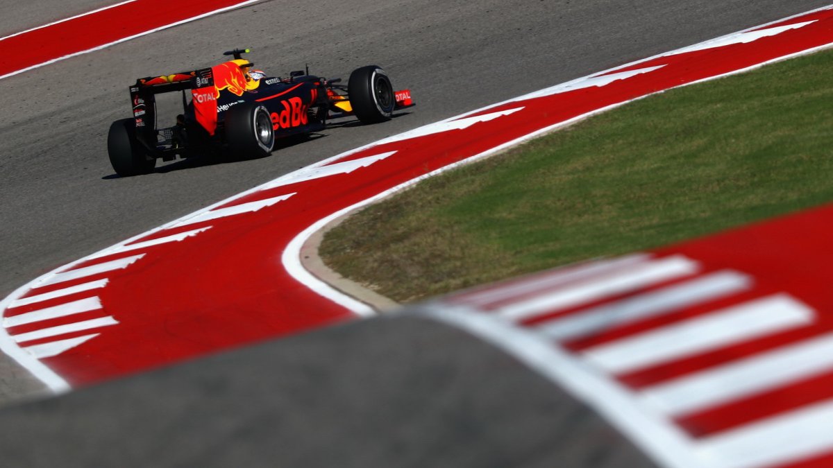 Max Verstappen při pátečním tréninku v Austinu