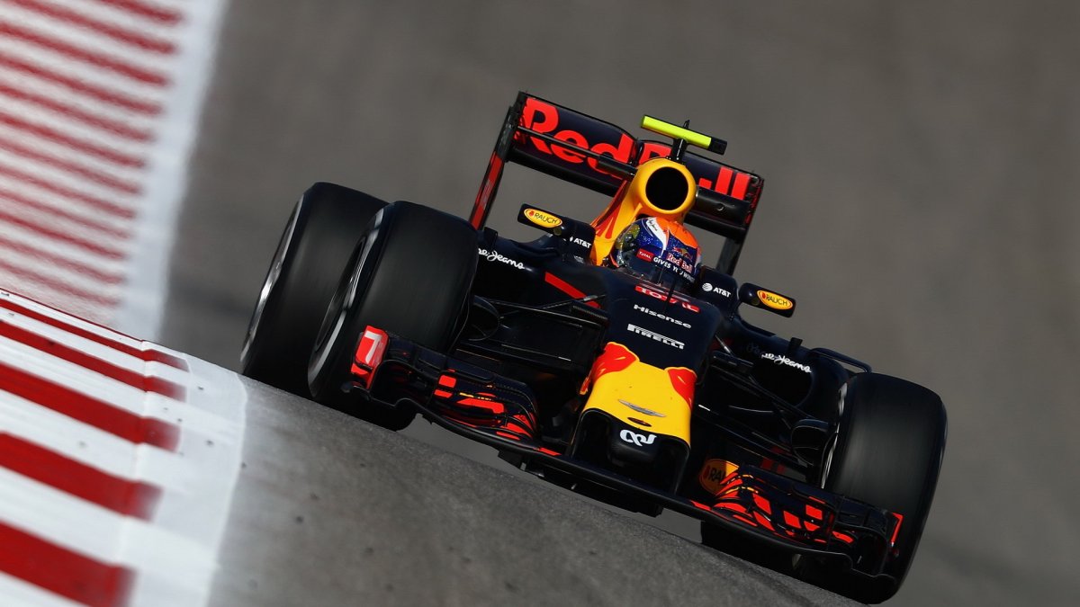 Max Verstappen při pátečním tréninku v Austinu