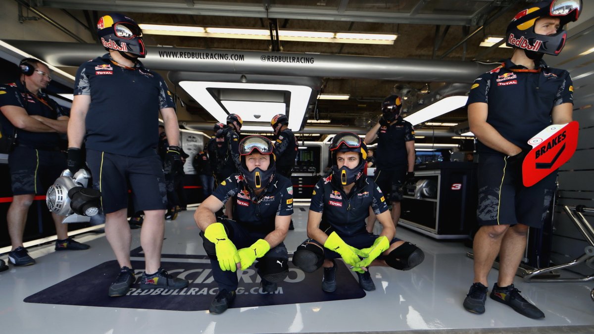Mechanici týmu Red Bull při pátečním tréninku v Austinu