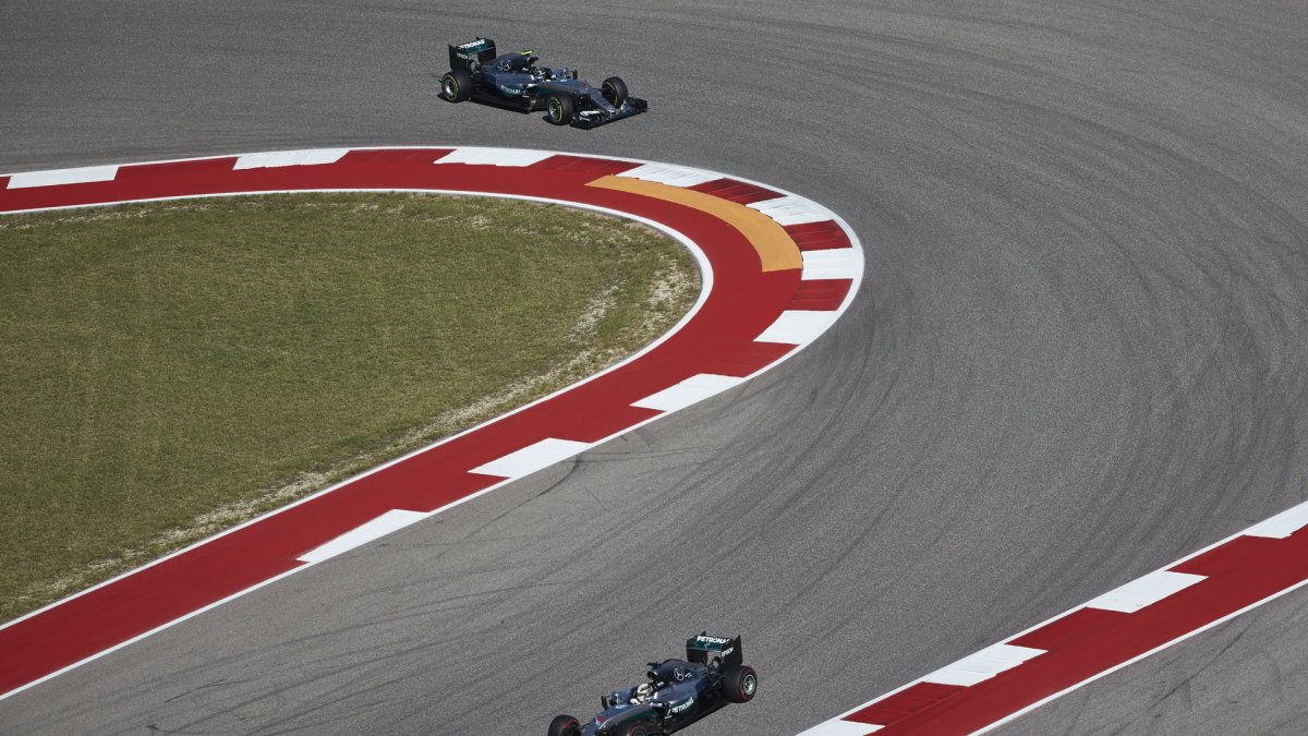 Lewis Hamilton a Nico Rosberg při pátečním tréninku v Austinu